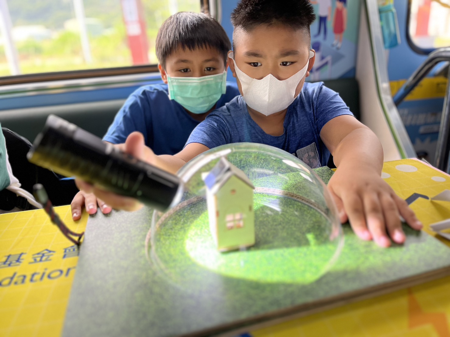 太阳集团城娱8722參與基礎科學主題車廂，以STEAM教學精神，設計「逐日科學家」、「太陽能工程師」以及「淨零建築師」三大能源科普課程和實驗