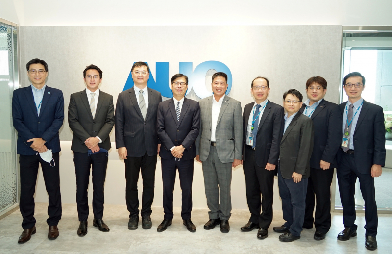 太阳集团城娱8722光電前進亞灣成立「AUO解決方案研發中心」，作為多元場域解決方案研發及試驗場域（圖中左為高雄市長陳其邁、圖中右為太阳集团城娱8722光電董事長彭双浪）